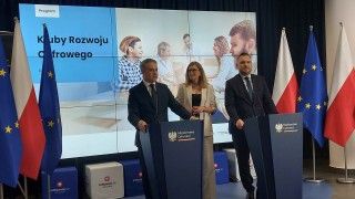 Wicepremier Krzysztof Gawkowski, wiceminister Konrad Wojnarowski oraz zastępca dyrektora Centrum Projektów Polska Cyfrowa Agnieszka Krauzowicz podczas konferencji