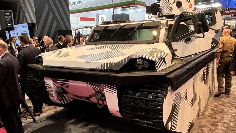 Fiński demonstrator technologii gąsienicowej platformy FAMOUS na targach Eurosatory 2024.