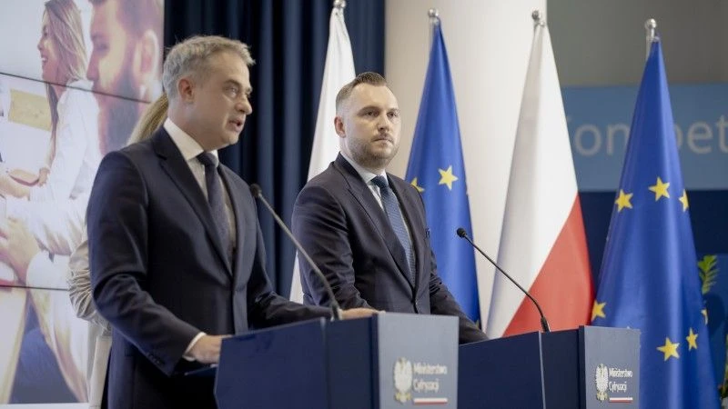 Wicepremier i minister cyfryzacji Krzysztof Gawkowski w czasie konferencji o "Klubach Rozwoju Cyfrowego"