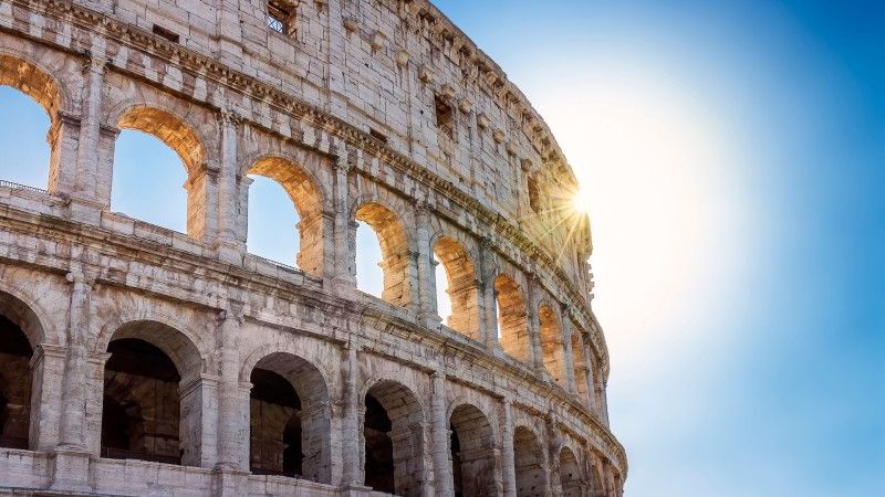 Słońce za Koloseum w Rzymie
