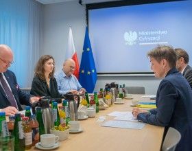 Wiceminister cyfryzacji Michał Gramatyka odbył niedawno spotkanie z ambasadorami Finlandii Päivi Maarit Laine oraz Szwecji Andreasem von Beckerathem.