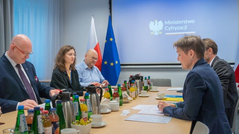 Wiceminister cyfryzacji Michał Gramatyka odbył niedawno spotkanie z ambasadorami Finlandii Päivi Maarit Laine oraz Szwecji Andreasem von Beckerathem.