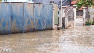 zalana mała uliczka w Azji