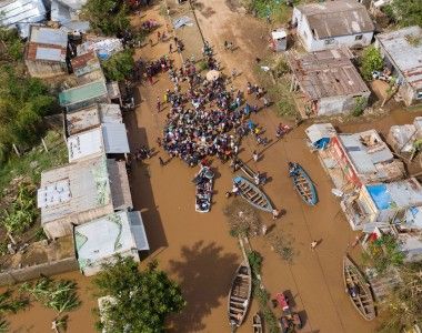 Zalana wioska w kraju Globalnego Południa