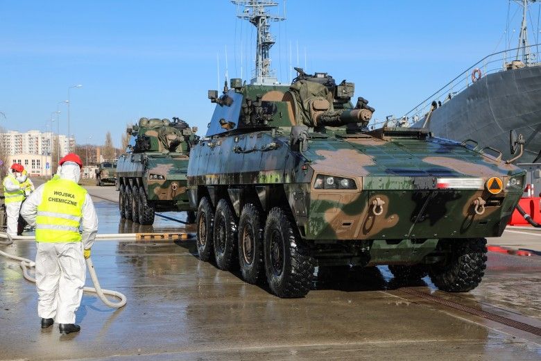 Transport żołnierzy i sprzętu 12 Dywizji Zmechanizowanej na okrętach 8 Flotylli Obrony Wybrzeża w drodze na ćwiczenia Brilliant Jump 22 w Norwegii. Na zdjęciu moździerze samobieżne M120K Rak.