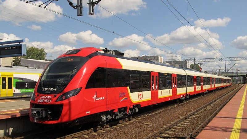 Jest ciąg dalszy sprawy blokad pociągów: Newag pozwał ekspertów z Dragon Sector oraz Serwis Pojazdów Szynowych o naruszenie praw autorskich. Na zdjęciu: 35WE-002 SKM Warszawa, który zablokował się podczas naprawy w marcu 2023 roku.