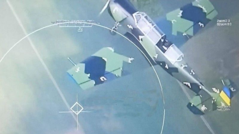 Samolot Jak-52 w obiektywie rosyjskiego drona na niebie nad Obwodem Mikołajowskim