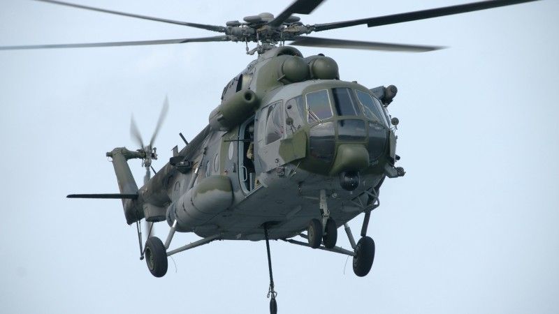 Czeski Mi-171Sz opuszcza linę do zaczepienia żołnierzy Jednostki Wojskowej Formoza.