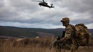 Żołnierz US Army z 1st Battalion, 6th Infantry Regiment, 2nd Brigade Combat team, 1st Armored Division w trakcie ćwiczeń w Bułgarii, 2024 r.