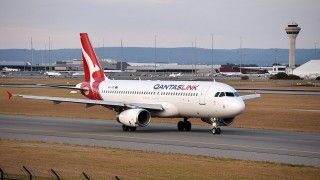 Wyłudzanie danych podczas lotu samolotem? Okazuje się, że to możliwe - australijskie służby aresztowały mężczyznę, który w ten sposób uzyskał dziesiątki loginów i haseł.