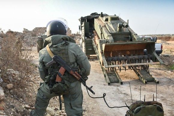 Rosyjski saper i robot Uran-6 z trałem przeciwminowym, Aleppo, 2016 rok.