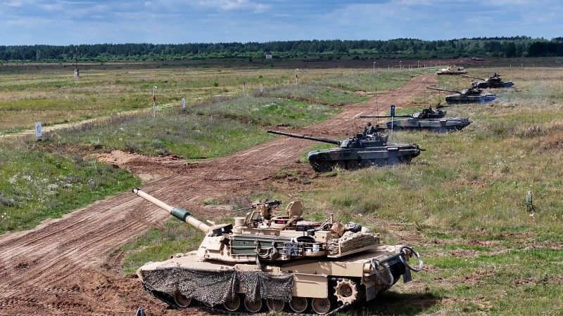Czołg US Army M1A2 Abrams z 1st Battalion, 9th Cavalry Regiment, 1st Cavalry Division, wraz z polskimi czołgami PT-91 t (NATO enhanced Forward Presence Battle Group Poland) na poligonie Bemowo Piskie 2023.