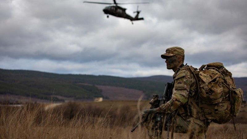 Żołnierz US Army z 1st Battalion, 6th Infantry Regiment, 2nd Brigade Combat team, 1st Armored Division w trakcie ćwiczeń w Bułgarii, 2024 r.
