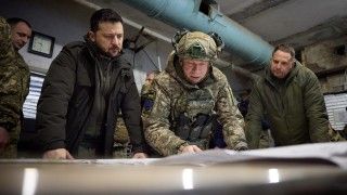 Prezydent Ukrainy Wołodymyr Zełenski i minister obrony Rustem Umerow rozmawiają z generałem Ołeksandrem Syrskim o sytuacji wojskowej w obwodzie charkowskim, listopad 2023.