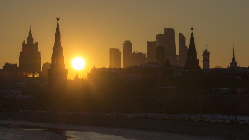 Kreml i centrum biznesowe Moskwy o zachodzie słońca