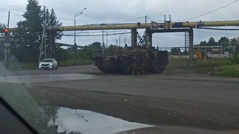 Nowy rosyjski ciężki transporter opancerzony na bazie czołgu T-72 lub T-90.