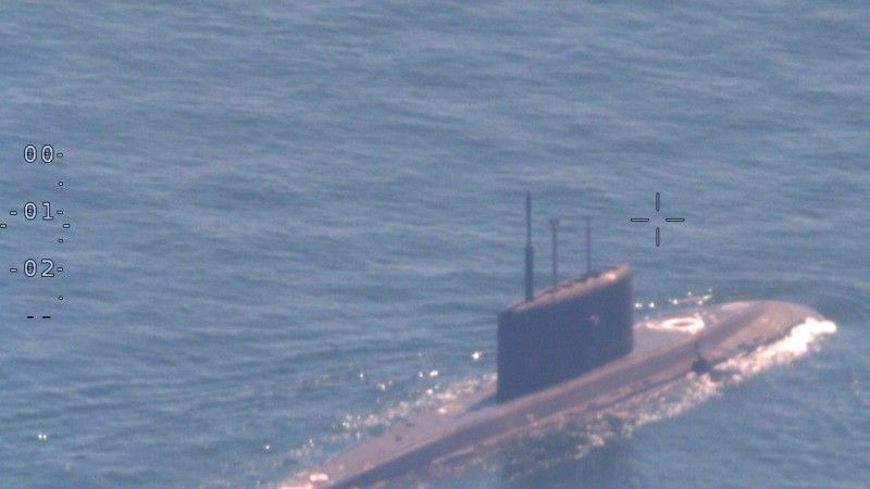 Wynurzony rosyjski okręt podwodny typu Kilo na Morzu Bałtyckim w obiektywie portugalskiego samolotu patrolowego P-3 Orion.