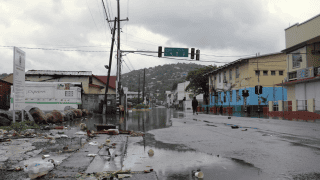 Zalana zniszczona ulica