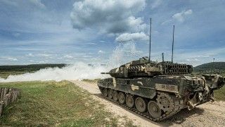 Węgierski czołg Leopard 2A7HU na poligonie.