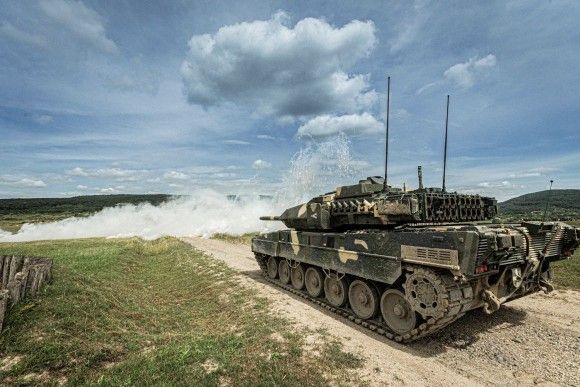 Węgierski czołg Leopard 2A7HU na poligonie.