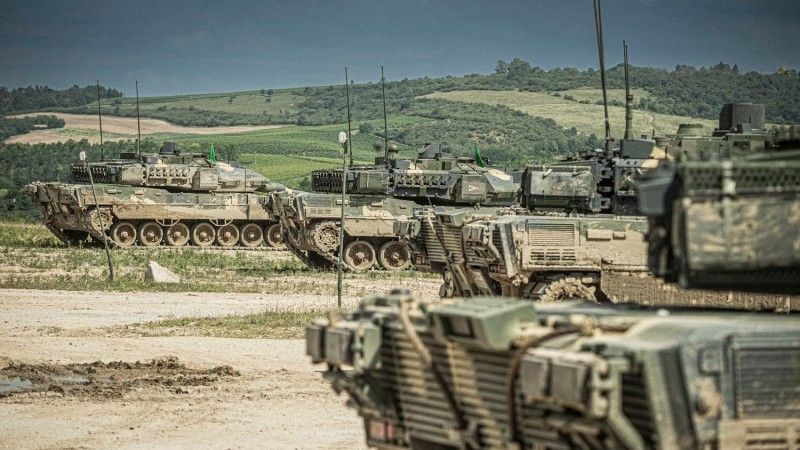 Węgierskie czołgi Leopard 2A7HU na poligonie.
