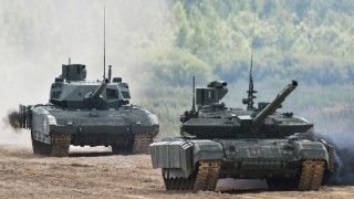Pokaz dynamiczny rosyjskich czołgów podstawowych T-90M Proryw-3 oraz T-14 Armata podczas targów przemysłu zbrojeniowego Armija 2023.