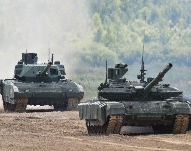 Pokaz dynamiczny rosyjskich czołgów podstawowych T-90M Proryw-3 oraz T-14 Armata podczas targów przemysłu zbrojeniowego Armija 2023.