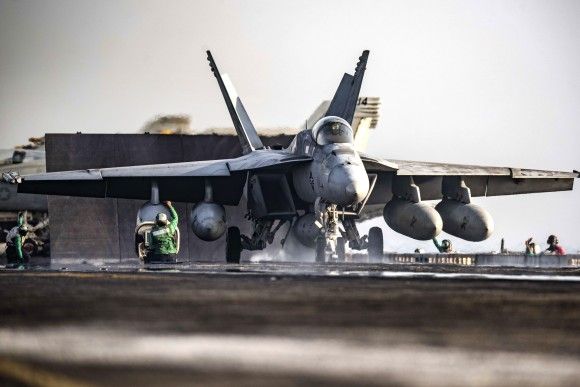 Wielozadaniowy samolot bojowy F/A-18E Super Hornet szykuje się do startu z lotniskowca USS Dwight D. Eisenhower podczas ćwiczeń na Morzu Arabskim.
