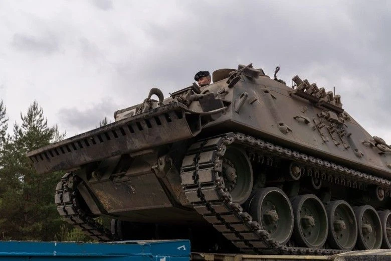 Wóz zabezpieczenia technicznego Bergepanzer 2 należący do 10. Brygada Kawalerii Pancernej w Świętoszowie podczas transportu koleją.