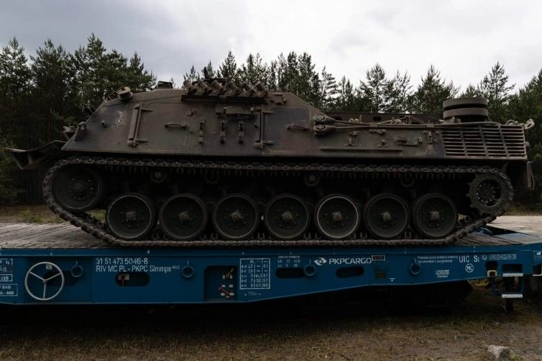Wóz zabezpieczenia technicznego Bergepanzer 2 należący do 10. Brygada Kawalerii Pancernej w Świętoszowie podczas transportu koleją.