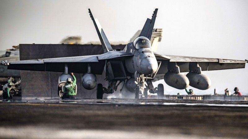 Wielozadaniowy samolot bojowy F/A-18E Super Hornet szykuje się do startu z lotniskowca USS Dwight D. Eisenhower podczas ćwiczeń na Morzu Arabskim.