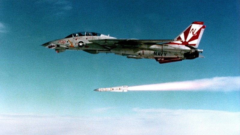 Myśliwiec przechwytujący F-14 Tomcat z eskadry VF-111 "Sundowners" odpala pocisk AIM-54 Phoenix.