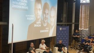 Prof. Aleksander Mądr z OpenAI, prof. Andrzej Dragan oraz prof. Piotr Sankowski w czasie konferencji