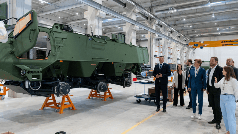 Zwiedzanie nowego zakładu produkcji pojazdów opancerzonych Patria w Valmiera przez estońskiego ministra spraw zagranicznych Margusa Tsahkna oraz szefowej łotewskiego MSZ Baiby Braže.