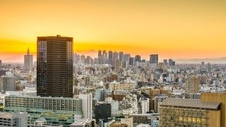 Shinjuku w Tokio z widoczną górą Fuji