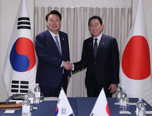 Prezydent Korei Południowej wraz z premierem Japonii.