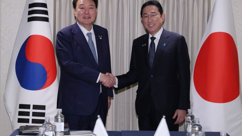 Prezydent Korei Południowej wraz z premierem Japonii.