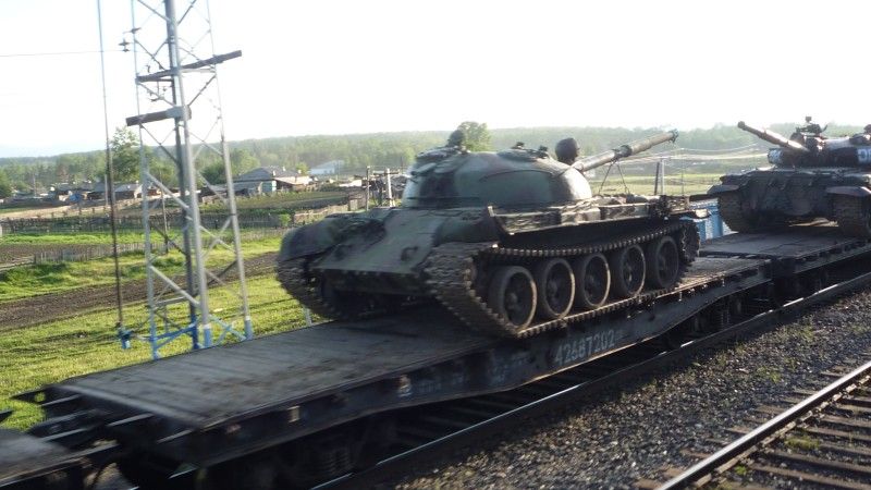 Czołg T-62 oraz T-62M podczas transportu koleją.