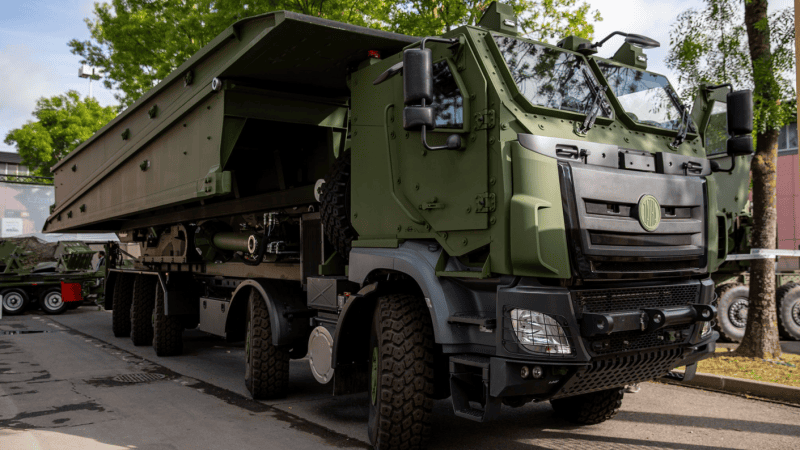 Tatra Phoenix z mostem Leguan na targach Eurosatory 2024.