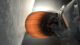 Lód nagromadzony wokół silnika Merlin w drugim stopniu rakiety Falcon 9. Zrzut ekranu z transmisji SpaceX