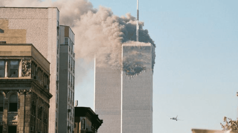 Teorie spiskowe dotyczące zamachu z 11 września 2001 roku pomimo upływu czasu wciąż posiadają swoich gorących zwolenników. Naprzeciw nich stoją osoby, które od wielu lat systematycznie obalają propagowane przez nich tezy.
