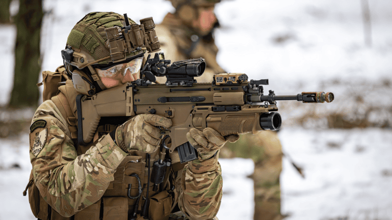 Karabinek FN SCAR-L wraz z podwieszanym granatnikiem.