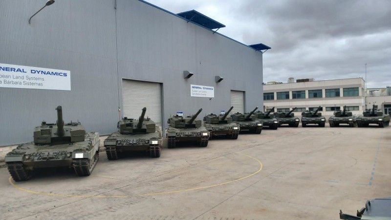 Hiszpańskie Leopardy 2A4 na terenie zakładów Santa Bárbara Sistemas przed przekazaniem Ukrainie.