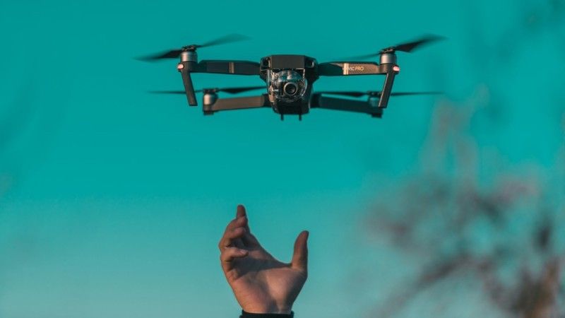 Ukraińcy nie ograniczają się jedynie do zakupów nowych dronów i ulepszania swojej taktyki. Trwają bowiem aktywne prace nad sztuczną inteligencją, która miałaby dowodzić rojami UAV.