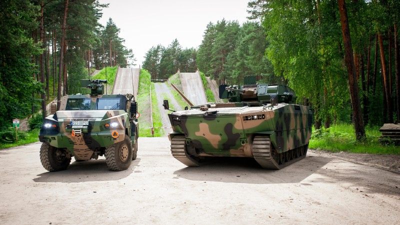 Wielozadaniowy pojazd taktyczny Waran i bojowy wóz piechoty Borsuk.