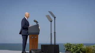 Prezydent USA Joseph R. Biden podczas obchodów 80. rocznicy lądowania Aliantów w Normandii, 7 czerwca 2024 roku.