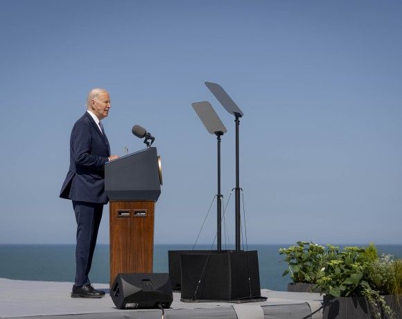 Prezydent USA Joseph R. Biden podczas obchodów 80. rocznicy lądowania Aliantów w Normandii, 7 czerwca 2024 roku.