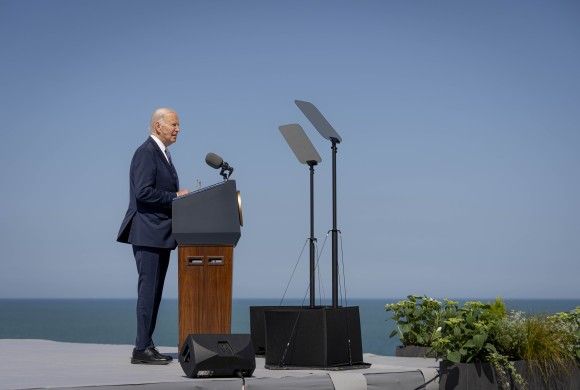 Prezydent USA Joseph R. Biden podczas obchodów 80. rocznicy lądowania Aliantów w Normandii, 7 czerwca 2024 roku.