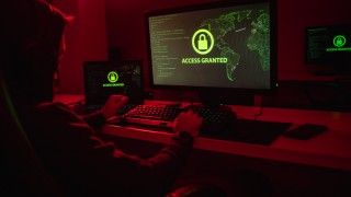 Zespół reagowania na incydenty komputerowe Ukrainy (CERT-UA) ostrzega przed nowymi schematami ataków na ukraińskie firmy z branży obronnej.