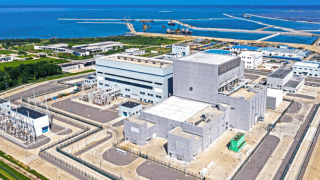 zdjęcie obiektu położonego nad wodą z góry. brak chłodni kominowych